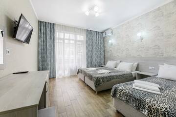 3-местная комната комфорт с балконом в Отеле White Hotel 