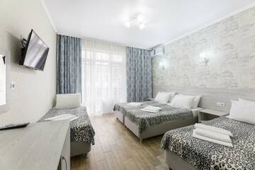 4-местная комната комфорт с балконом в Отеле White Hotel 